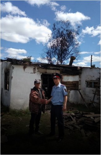 Мужчину из горящего дома спас павлодарский полицейский