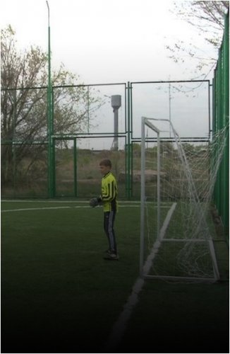 Футбольное мини-поле в Красноармейке, на котором пострадал ребенок, отремонтировали