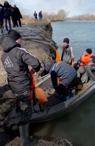 Отдыхающие волонтеры выловили человеческую челюсть их реки возле Аксу