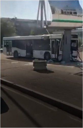 Автобус врезался в рекламный щит в Павлодаре, есть пострадавшие