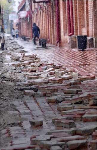 «Сломана брусчатка и пыль столбом»: как ремонтируют улицу Астана