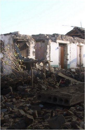 Несколько семей остались среди разрушенных домов на окраине микрорайона Достык