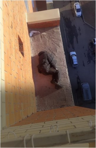 Экибастузец оказался на козырьке балкона на 9 этаже