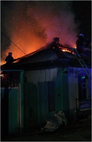 13 человек боролись с пожаром в центре Павлодара