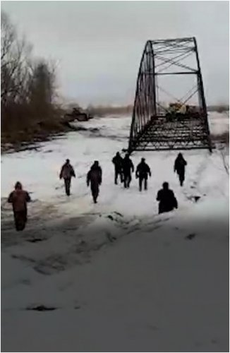 Сами с руками: жители Северного установили мост через рукав Иртыша