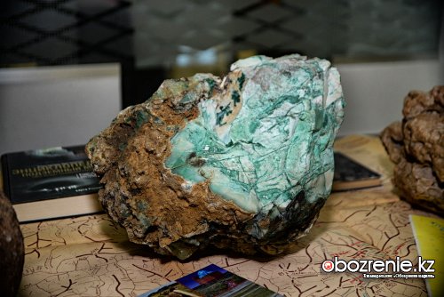 Вулканическая бомба и метеорит представлены на выставке