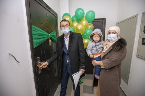 Учитель из Шымкента выиграл квартиру в Алматы от Halyk Bank и подарил ее жене