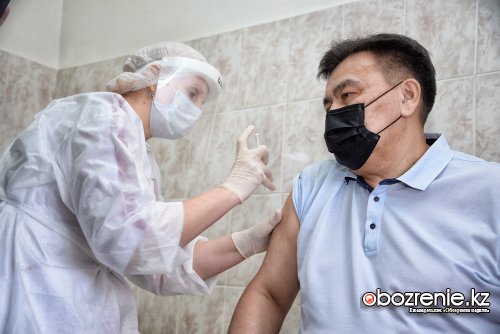 Первые добровольцы получили вакцину против COVID-19 в Павлодарской области