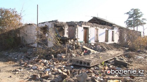 Несколько семей остались среди разрушенных домов на окраине микрорайона Достык