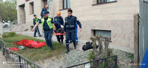 Женщина выпала с девятого этажа в Павлодаре и осталась жива