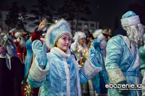 Сотни павлодарцев пришли на зажжение новогодней ёлки